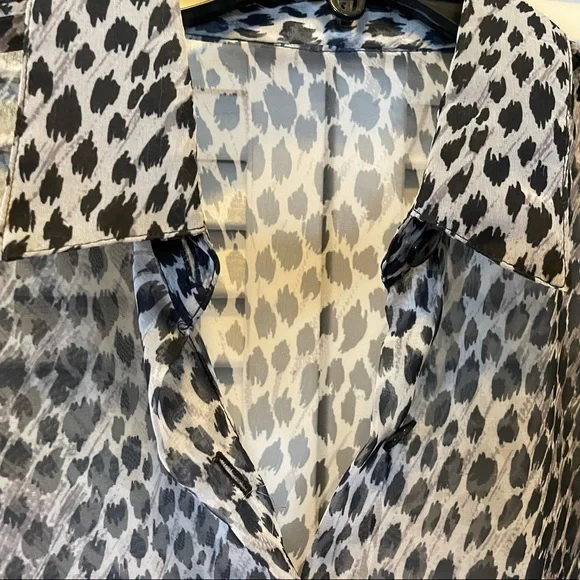 🔥HP🔥Sheer Animal Print Blouse - Picture 3 of 4